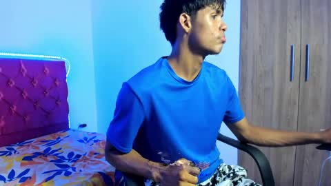 Snapshot of skinny_sam23 chatting on April 10, 2:50 am sam online show from April 10, 2:50 am