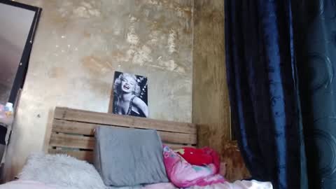 Snapshot of skinny_yizz chatting on February 9, 3:22 am Only Pvt online show from February 9, 3:22 am