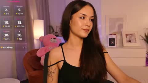 Snapshot of skinnyellie chatting on June 22, 9:12 pm Ellie online show from June 22, 9:12 pm
