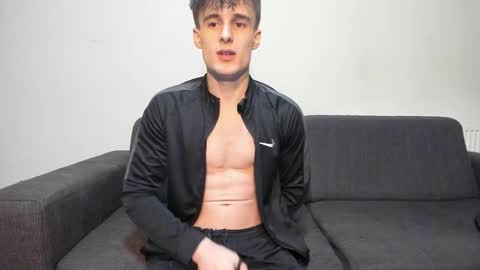 Snapshot of skinnyguywithbigd chatting on December 19, 3:40 am skinnyguywithbigd online show from December 19, 3:40 am