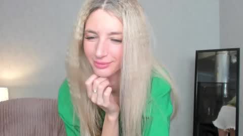 Skinnyladyy online show from February 26, 5:09 am