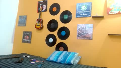 Snapshot of skinnyverus18 chatting on February 4, 7:09 pm VERUS online show from February 4, 7:09 pm