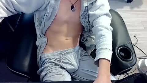 skrogdog online show from April 27, 6:28 pm