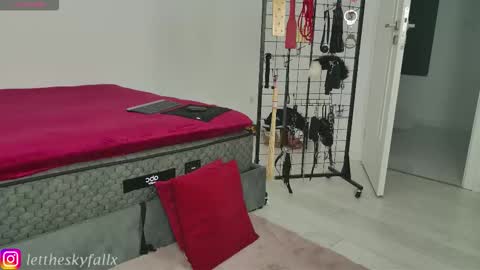 Snapshot of sky011fall chatting on October 10, 10:09 pm Eliza online show from October 10, 10:09 pm