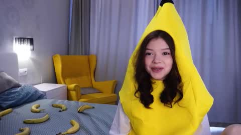 Snapshot of skyeriehm chatting on December 15, 9:02 am Amy online show from December 15, 9:02 am