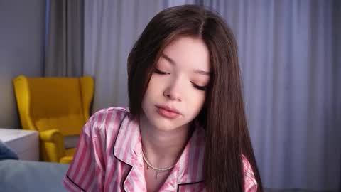 Snapshot of skyeriehm chatting on December 17, 9:26 am Amy online show from December 17, 9:26 am