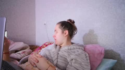 skyressie333 online show from February 9, 8:11 am