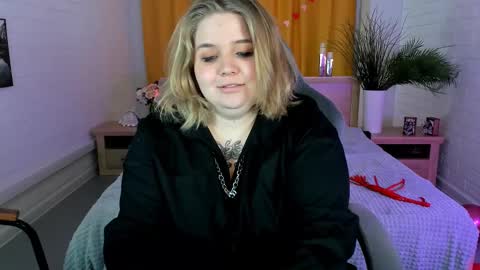 Snapshot of sladadeew chatting on March 11, 8:20 am Slada Deew online show from March 11, 8:20 am