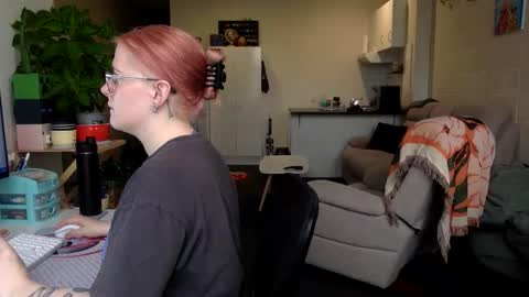 Kiwi Girl online show from June 3, 1:52 am