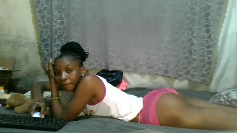 Snapshot of slim_girl01 chatting on June 25, 12:10 am slim_girl01 online show from June 25, 12:10 am