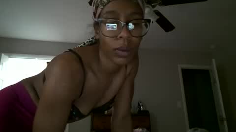 Snapshot of slimmmgooodiexoxo chatting on December 18, 12:33 pm slimmmgooodiexoxo online show from December 18, 12:33 pm