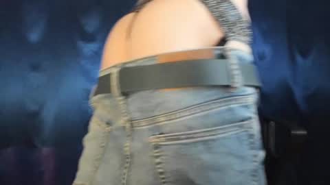 Snapshot of slippery_thighs chatting on December 23, 10:42 am slippery thighs online show from December 23, 10:42 am