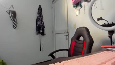 slone03 online show from November 18, 6:56 pm