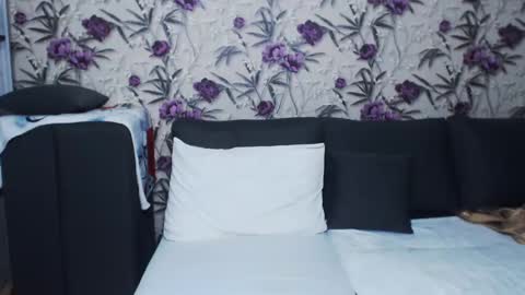 Snapshot of slutishmami chatting on December 23, 5:49 am slutihmami online show from December 23, 5:49 am