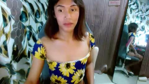 Snapshot of slutqueen_raz chatting on April 24, 9:01 am Raz online show from April 24, 9:01 am