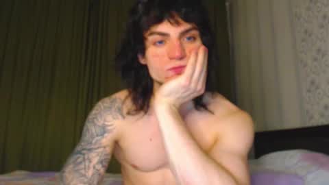 Snapshot of sly_gus chatting on December 1, 4:01 pm Gus online show from December 1, 4:01 pm