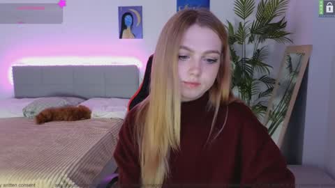 Snapshot of small_blondee chatting on December 1, 11:25 pm Emily online show from December 1, 11:25 pm