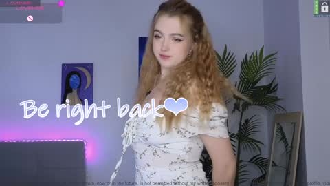 Snapshot of small_blondee chatting on December 4, 11:46 pm Emily online show from December 4, 11:46 pm