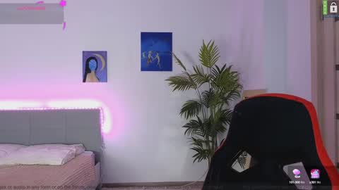 Snapshot of small_blondee chatting on December 6, 9:02 pm Emily online show from December 6, 9:02 pm