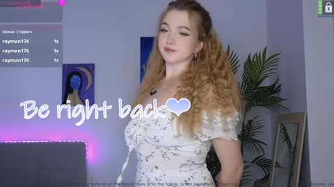 Snapshot of small_blondee chatting on December 9, 1:18 am Emily online show from December 9, 1:18 am