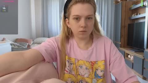Snapshot of small_blondee chatting on October 21, 8:59 am Emily online show from October 21, 8:59 am