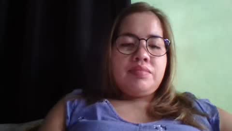 Snapshot of small_boobs59 chatting on January 27, 7:35 am Lovewella online show from January 27, 7:35 am