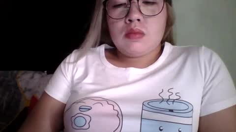 Snapshot of small_boobs59 chatting on March 4, 8:02 am Lovewella online show from March 4, 8:02 am
