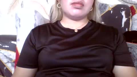 Snapshot of small_boobs59 chatting on October 5, 8:01 am Lovewella online show from October 5, 8:01 am
