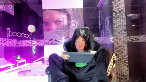 Small Hot19 online show from May 25, 12:11 pm