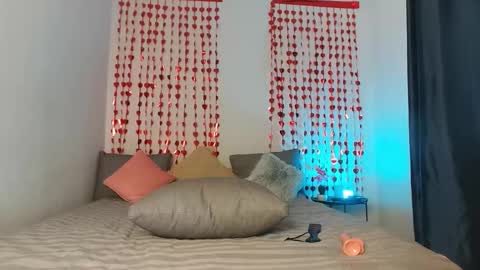 Snapshot of smalldoll7 chatting on February 12, 5:57 am Arianna online show from February 12, 5:57 am