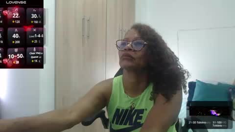 Snapshot of smilet_milf chatting on December 19, 1:18 pm Smileth online show from December 19, 1:18 pm