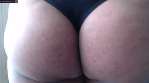 Snapshot of smilet_milf chatting on January 10, 6:38 pm Smileth online show from January 10, 6:38 pm