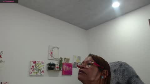 Snapshot of smilet_milf chatting on September 25, 12:42 pm Smileth online show from September 25, 12:42 pm
