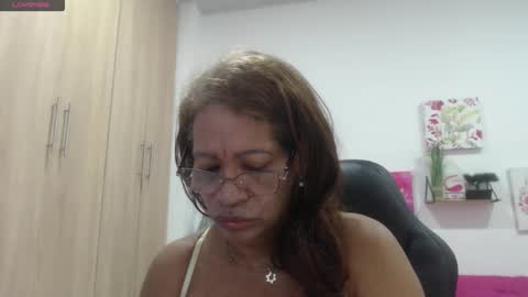 Snapshot of smilet_milf chatting on February 1, 12:48 pm Smileth online show from February 1, 12:48 pm