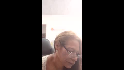 Snapshot of smilet_milf chatting on February 12, 1:17 pm Smileth online show from February 12, 1:17 pm