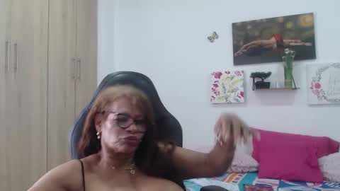 Snapshot of smilet_milf chatting on February 19, 5:20 pm Smileth online show from February 19, 5:20 pm