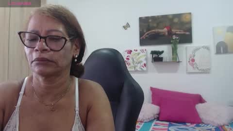 Snapshot of smilet_milf chatting on February 21, 1:01 pm Smileth online show from February 21, 1:01 pm