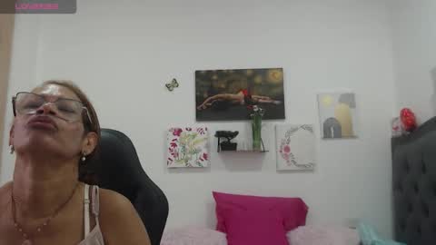 Snapshot of smilet_milf chatting on February 22, 12:36 pm Smileth online show from February 22, 12:36 pm