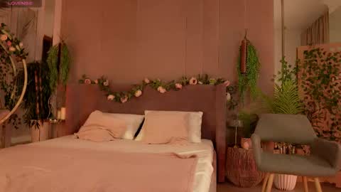 Snapshot of smiley_mia_ chatting on October 16, 5:19 am Mia online show from October 16, 5:19 am