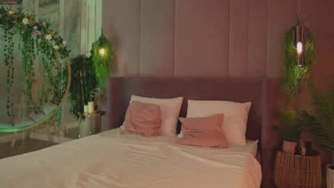 Mia online show from November 17, 5:13 am