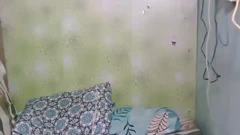 Snapshot of smilinglady27 chatting on December 23, 1:29 am smilinglady27 online show from December 23, 1:29 am