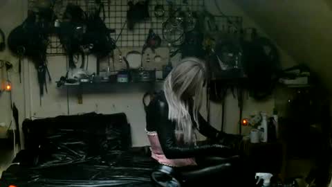 Snapshot of smokeslut365 chatting on June 18, 2:12 am smokeslut365 online show from June 18, 2:12 am