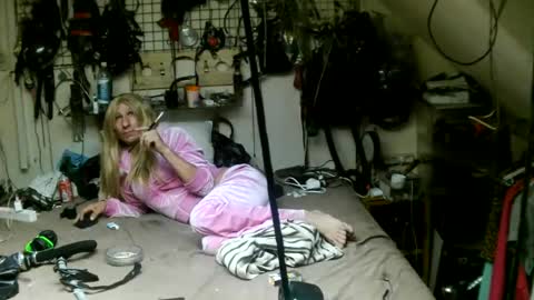 Snapshot of smokeslut365 chatting on July 31, 12:32 am smokeslut365 online show from July 31, 12:32 am