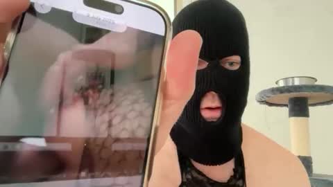 Snapshot of smoothroundbottom chatting on February 7, 11:41 pm KinkyDonks online show from February 7, 11:41 pm