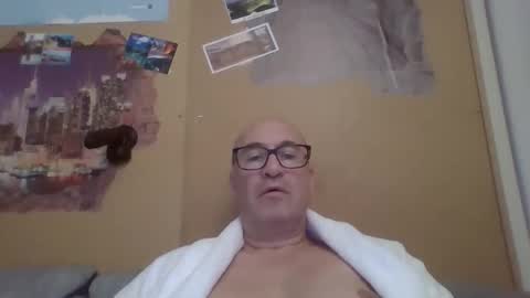 Snapshot of sneakerboy18 chatting on November 16, 12:33 pm sneakerboy18 online show from November 16, 12:33 pm