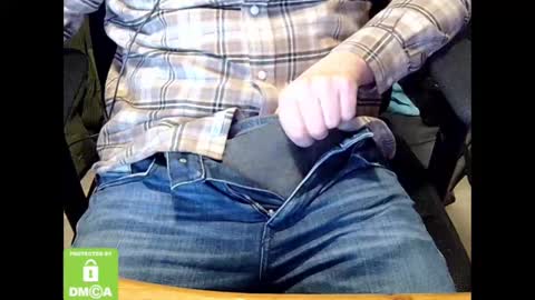 Snapshot of sneakybill82 chatting on February 17, 9:52 pm Sneakybill online show from February 17, 9:52 pm