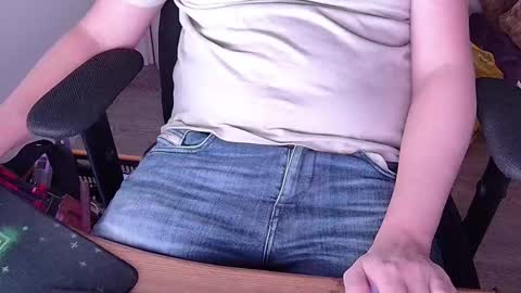 Snapshot of sneakybill82 chatting on November 24, 9:25 pm Sneakybill online show from November 24, 9:25 pm