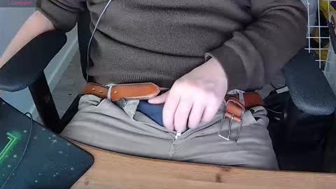 Snapshot of sneakybill82 chatting on December 14, 10:58 pm Sneakybill online show from December 14, 10:58 pm