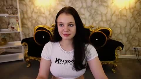 Snapshot of snowwhite_bella chatting on July 1, 7:13 pm snowwhite_bella online show from July 1, 7:13 pm