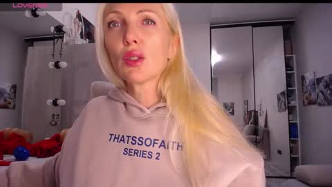 Snapshot of so_sexy_monna chatting on November 1, 6:21 pm Monna online show from November 1, 6:21 pm